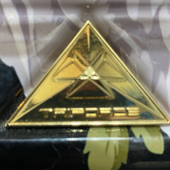 Elegant Floral Travel Bag with Black Accents - Picture 4 of 9